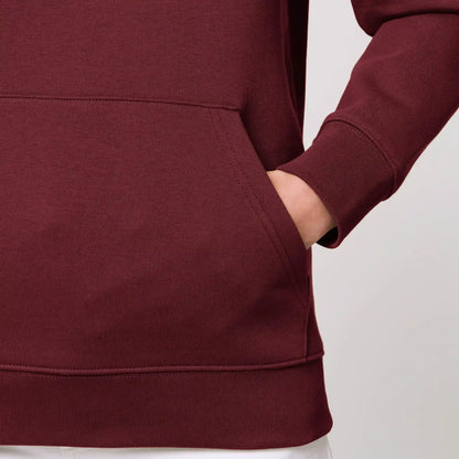 hoodie rood met koffie opdruk en brilliant brew quote op rug. Productafbeelding close-up 4.